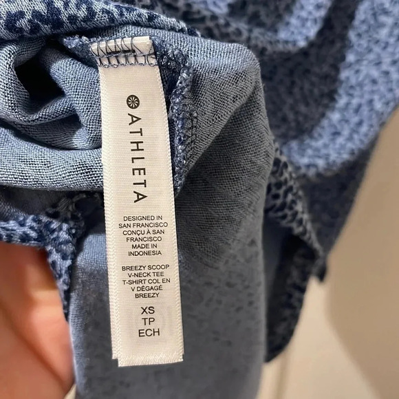 Athleta - Breezy Scoop V-Neck Tee Shirt - Blue Leopard Print - Size XS TP - Picture 6 of 6